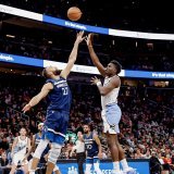 Clint Capela (à droite, à la lutte avec Rudy Gobert) a réussi 4 points et 8 rebonds face aux Timberwolves KEYSTONE/EPA/ERIK S. LESSER